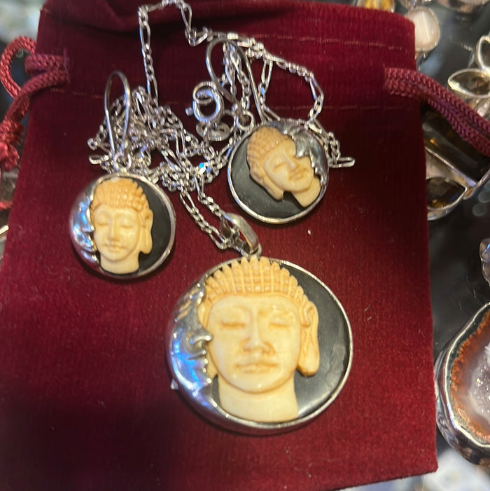 Buddha and the Moon SetPendant Labradorite