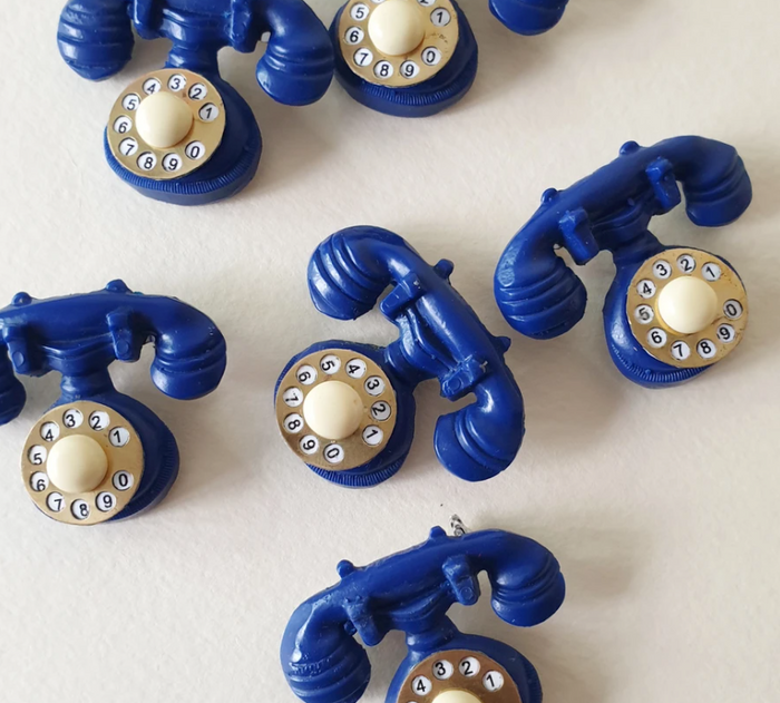 Brosche Telefon, Rot oder Blau