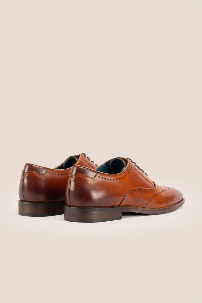 Dean Oxford shoe with five eyelets suitable for formal and casual occasions comfortable sole | Oswin Hyde