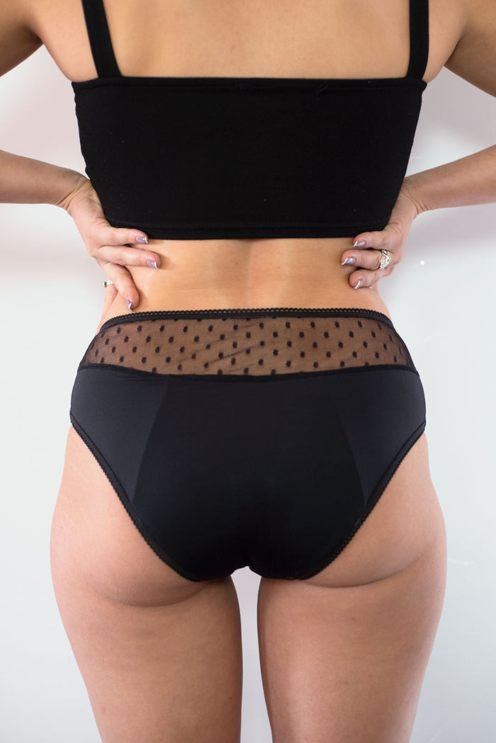 Modèle Fanny  vu de dos, culotte menstruelle avec détails plumetis