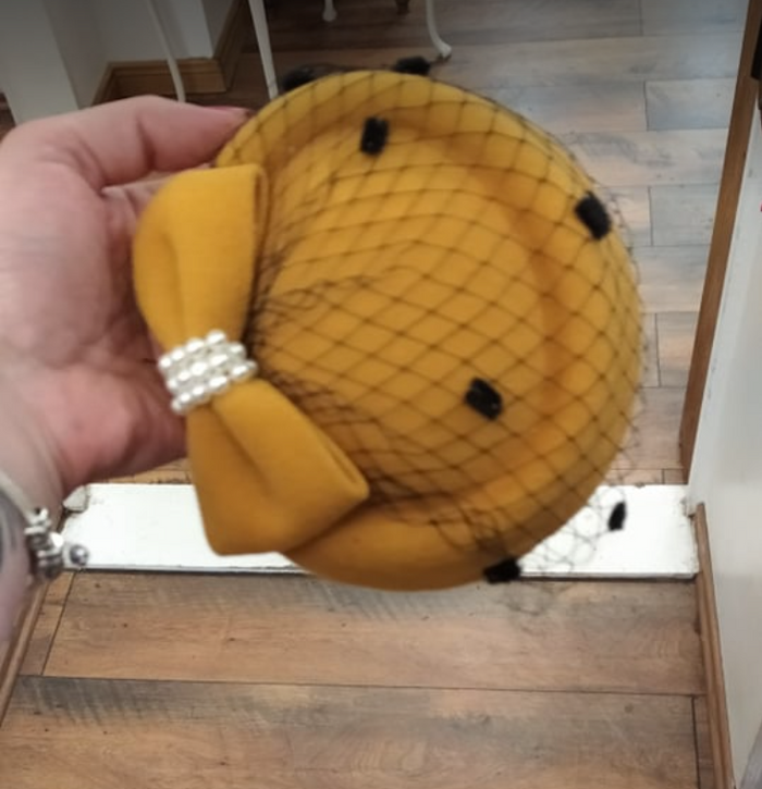 Fascinator Marilyn, senf, rot oder schwarz