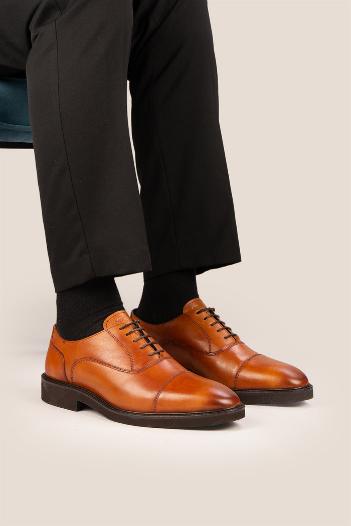 Oswin Hyde Flint Tan, classic tan leather Oxford shoes with lace-up design, premium craftsmanship, breathable lining, and durable sole