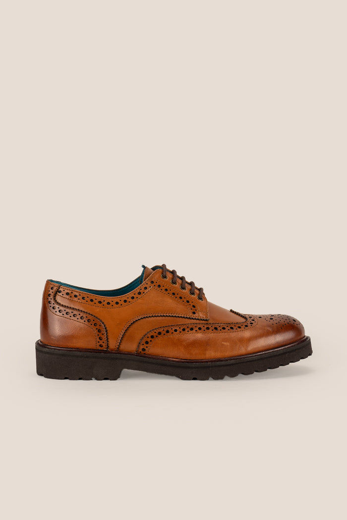 Men’s Gordon tan leather Derby brogues with classic wingtip perforations, cushioned insole and smooth finish—ideal for smart and semi-formal outfits.