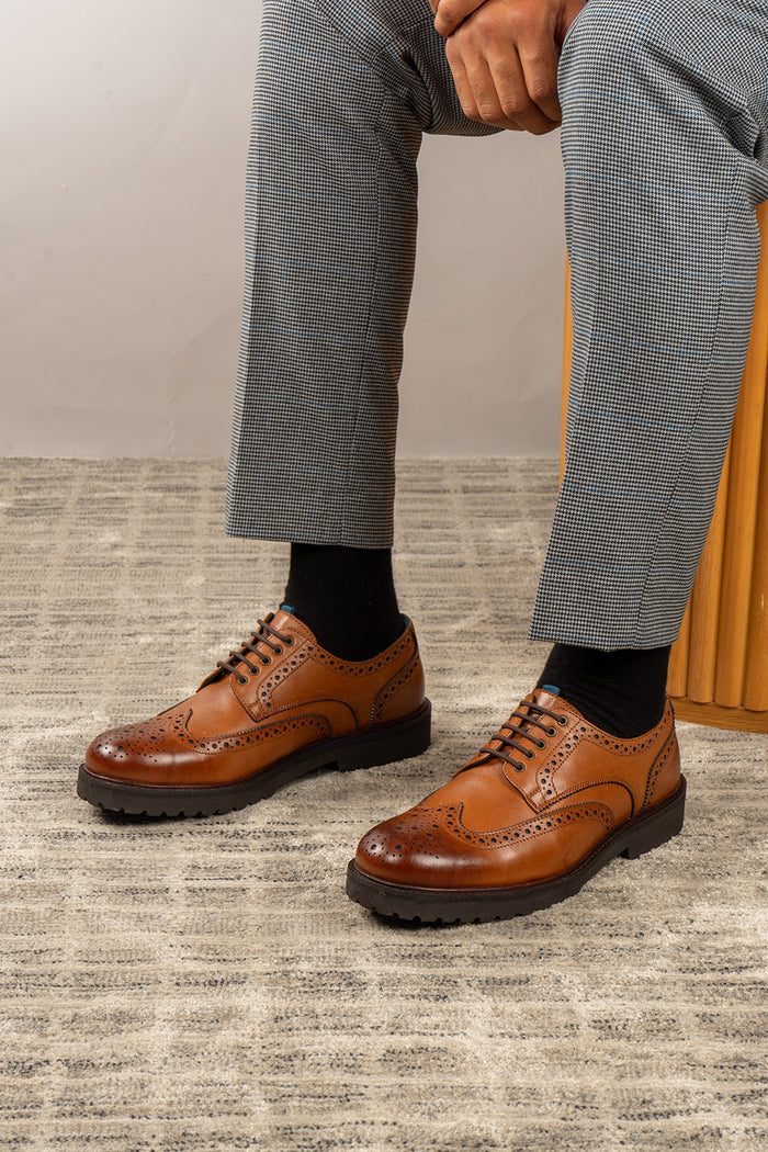 Men’s Gordon tan leather Derby brogues with classic wingtip perforations, cushioned insole and smooth finish—ideal for smart and semi-formal outfits.