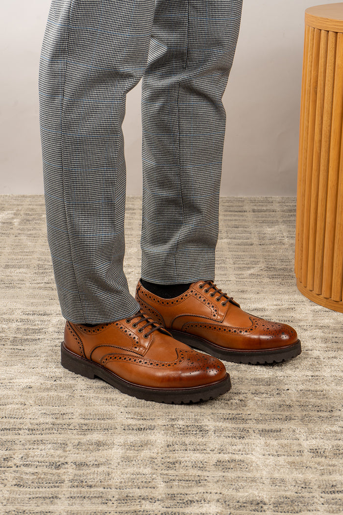 Men’s Gordon tan leather Derby brogues with classic wingtip perforations, cushioned insole and smooth finish—ideal for smart and semi-formal outfits.
