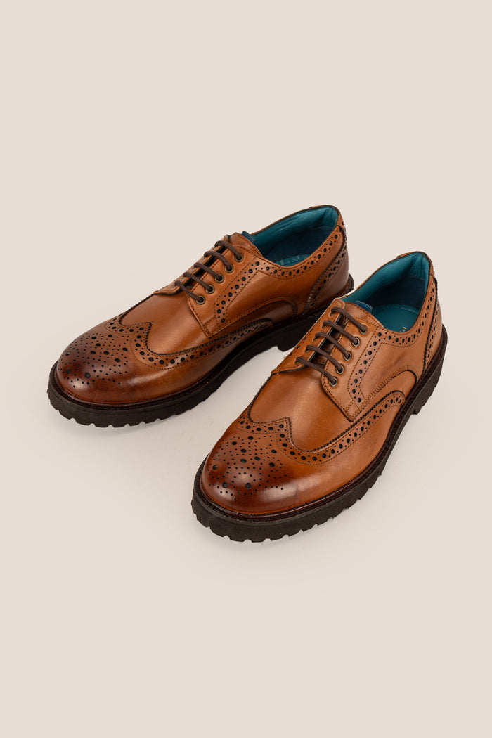 Men’s Gordon tan leather Derby brogues with classic wingtip perforations, cushioned insole and smooth finish—ideal for smart and semi-formal outfits.