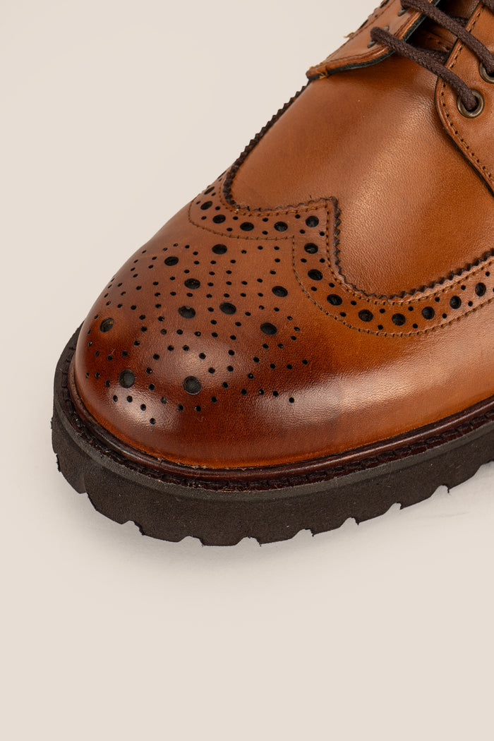 Men’s Gordon tan leather Derby brogues with classic wingtip perforations, cushioned insole and smooth finish—ideal for smart and semi-formal outfits.
