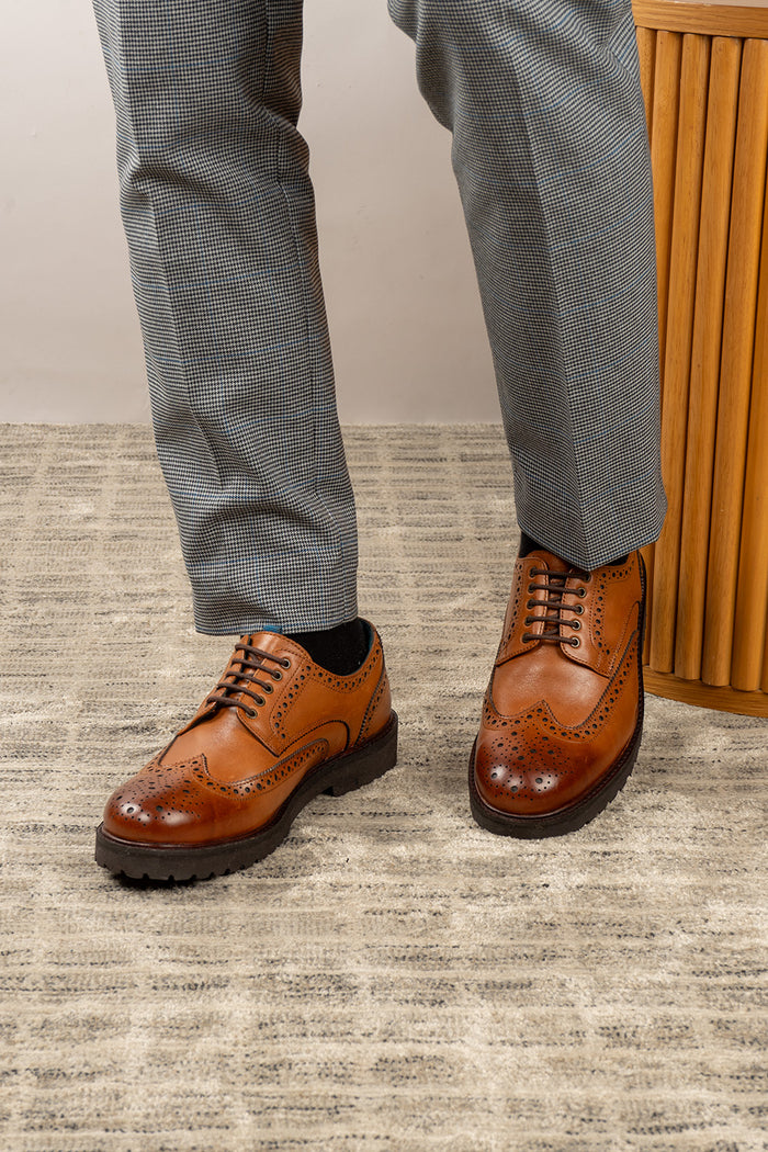 Men’s Gordon tan leather Derby brogues with classic wingtip perforations, cushioned insole and smooth finish—ideal for smart and semi-formal outfits.