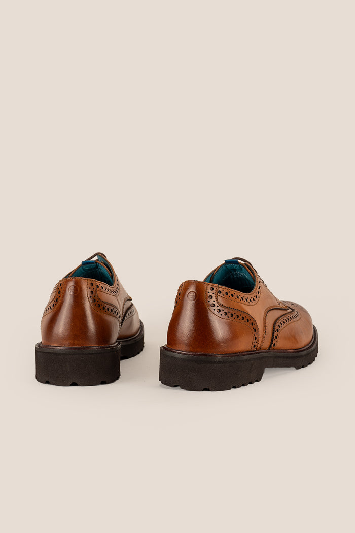 Men’s Gordon tan leather Derby brogues with classic wingtip perforations, cushioned insole and smooth finish—ideal for smart and semi-formal outfits.