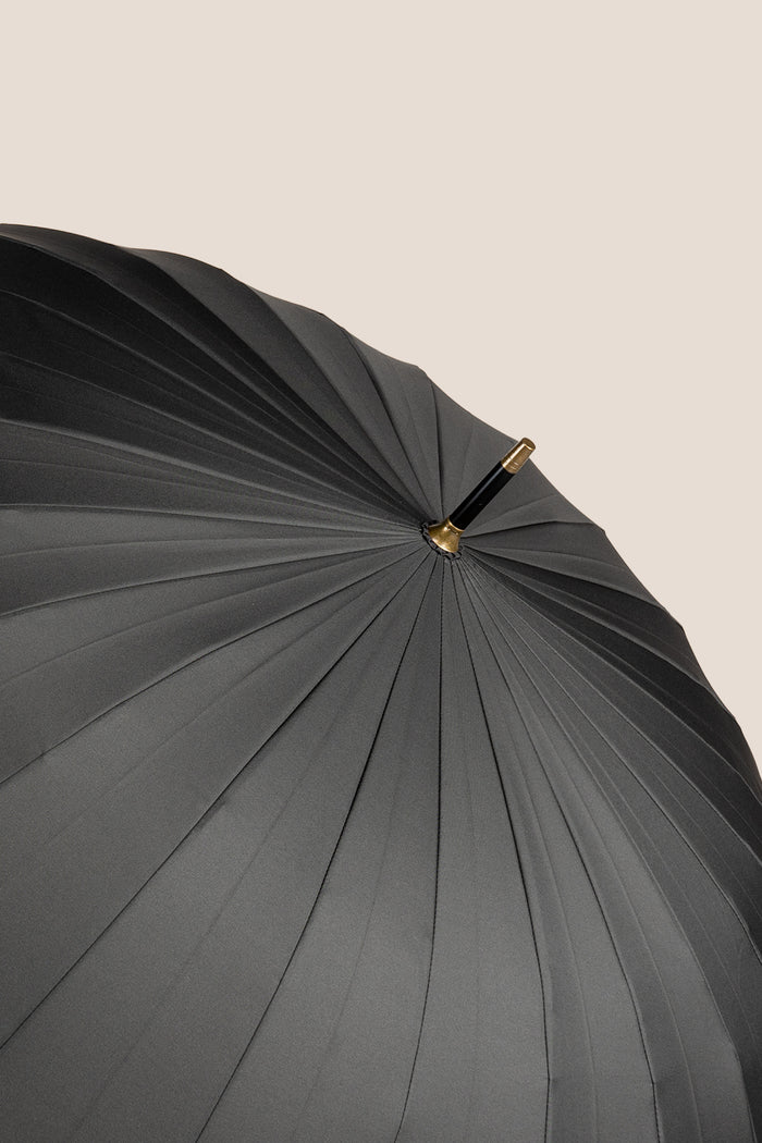 Joseph Black men’s windproof umbrella featuring a wooden J-handle, combining classic elegance and reliable durability for all-weather protection.