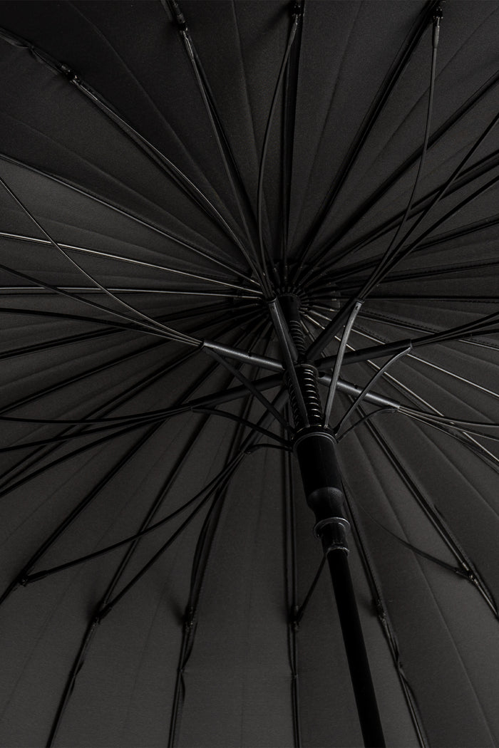 Joseph Black men’s windproof umbrella featuring a wooden J-handle, combining classic elegance and reliable durability for all-weather protection.