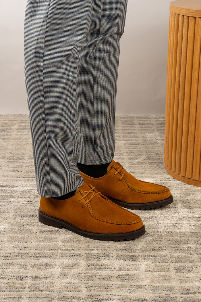 Men’s Joshua tobacco suede Wallabee shoes with moccasin stitching, natural crepe sole and relaxed smart-casual design.