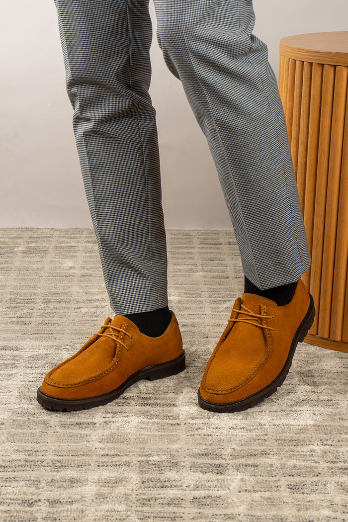 Men’s Joshua tobacco suede Wallabee shoes with moccasin stitching, natural crepe sole and relaxed smart-casual design.