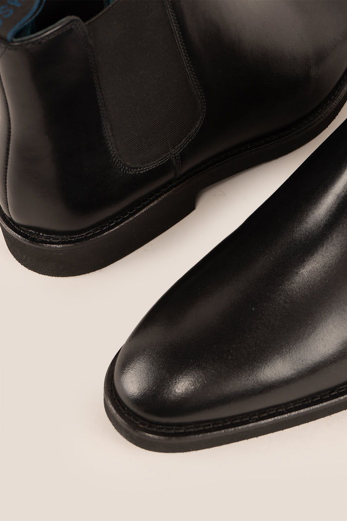 Michael Black Chelsea boots for men crafted in premium leather, designed for modern sophistication, comfort, and versatile casual or smart wear.