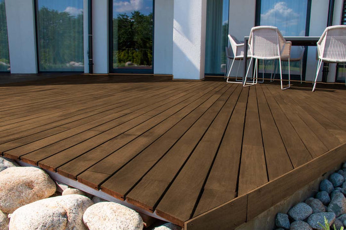 Retique It Multi-purpose Smooth Finish Kit in Dark Oak for exterior wood, featuring a matte top coat for decking.