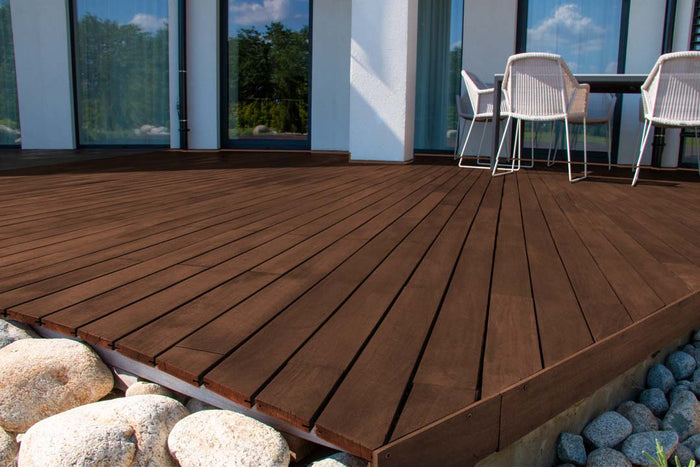 Retique It Multi-purpose Smooth Finish Kit in Java for exterior wood, featuring a matte top coat on decking wood.
