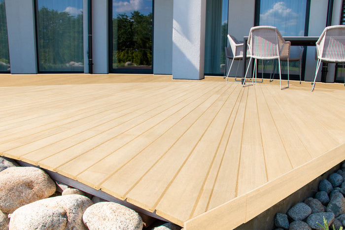 Retique It Wood'n Finish Kit in White Oak with four large containers for smooth wood finishing and decking projects.